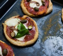 MINI PIZZE Z POMIDORAMI, ANCHOVIES I KAPARAMI