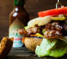 BURGER WOŁOWY Z ANGUSA Z GRILLOWANYMI PORAMI I TABASCO® CHIPOTLE