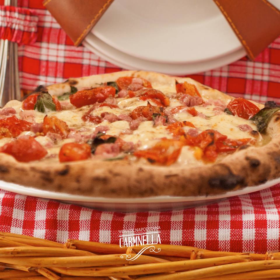 Neapol. Gdzie zjeść pizzę – tradycyjna pizza w Carmnella