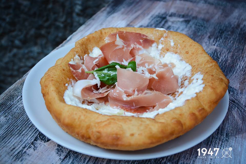 Pizza fritta, czyli smażona pizza, którą warto zjeść w Neapolu