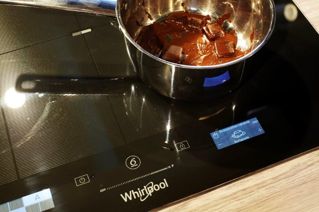 1) Jak rozpuścić czekoladę na płycie indukcyjnej Whirlpool? Wykorzystanie funkcji Roztapianie