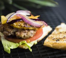 BURGER HAWAJSKI Z GRILLOWANYM ANANASEM I WIEPRZOWINĄ