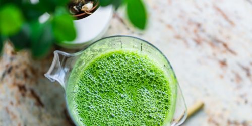 szklanka z zielonym koktajlem z warzyw