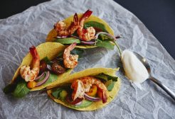 danie z krewetek podanych na tacos