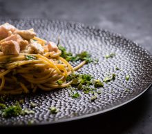 Spaghetti pełnoziarniste z tuńczykiem i kremem z pieczonego bakłażana